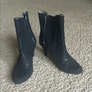 Elegant Black Crocodile-Patterned Ankle Boots